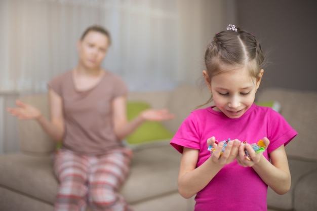 Fille heureuse prenant des bonbons