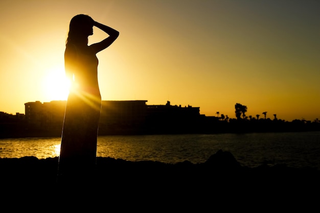 Fille heureuse près de la silhouette de la mer dans la nature