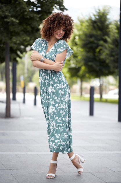 fille heureuse en promenade