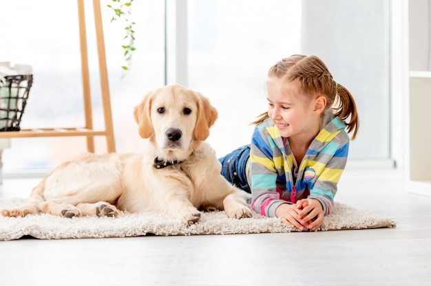 Fille heureuse avec retriever