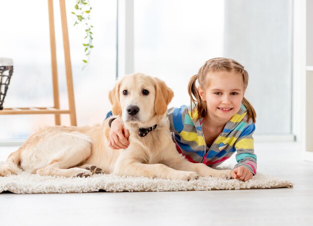 Fille heureuse avec retriever