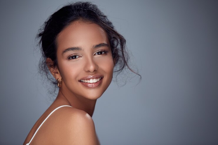 Photo fille heureuse en riant à la caméra