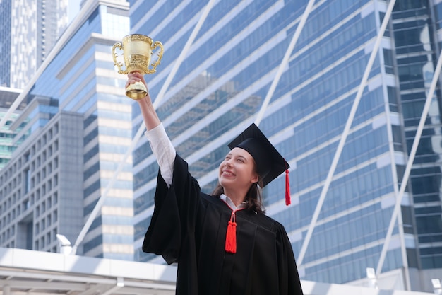 Fille heureuse en son jour de remise des diplômes.