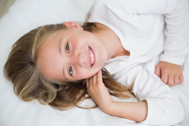 Fille heureuse, souriant à la caméra