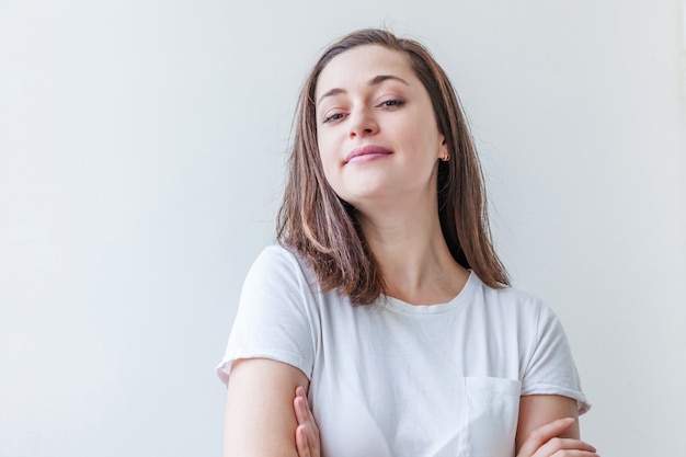 Fille heureuse souriant isolé sur fond blanc.