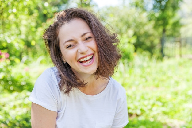 Photo fille heureuse souriante en plein air, reposant dans le parc