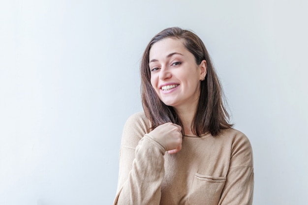 Fille heureuse souriante. Portrait de beauté jeune femme brune heureuse riante positive sur fond blanc isolé. Femme européenne. Émotion humaine positive expression faciale langage corporel