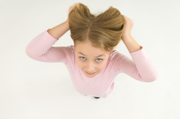 La fille heureuse tient ses cheveux. Vue d'en-haut