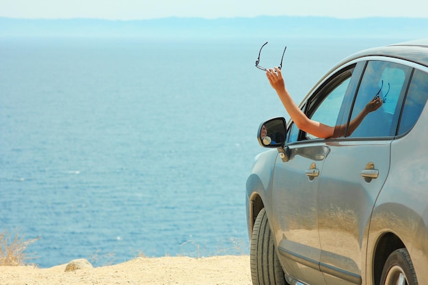 Une fille heureuse de voiture en mer Grèce fond