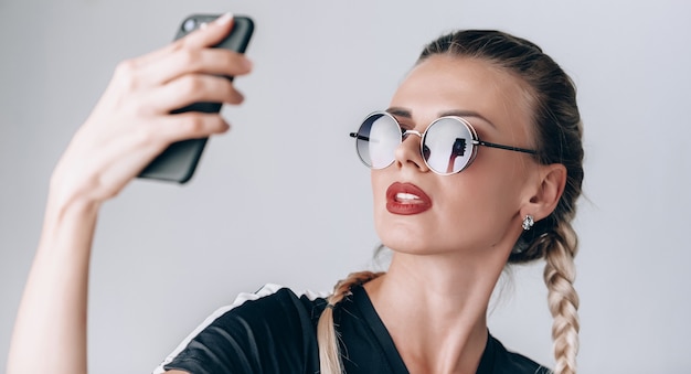 Fille hippie fait selfie