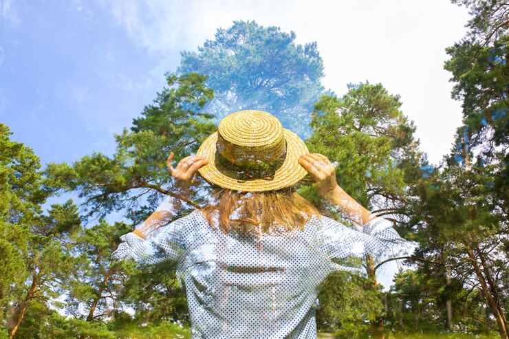 Photo fille hipster au chapeau de paille dans la forêt. photo à exposition multiple. notion d'envie d'errance. idées de voyages. belle femme dans la forêt. ambiance estivale. liberté et psychologie.