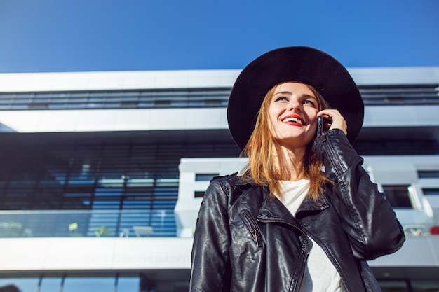 La fille hipster élégante porte du cuir noir