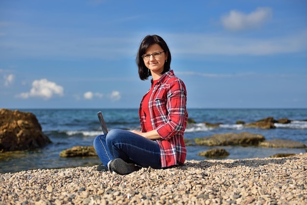 Fille hipster sur la plage