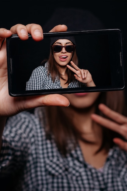 Fille hipster prenant selfie avec smartphone