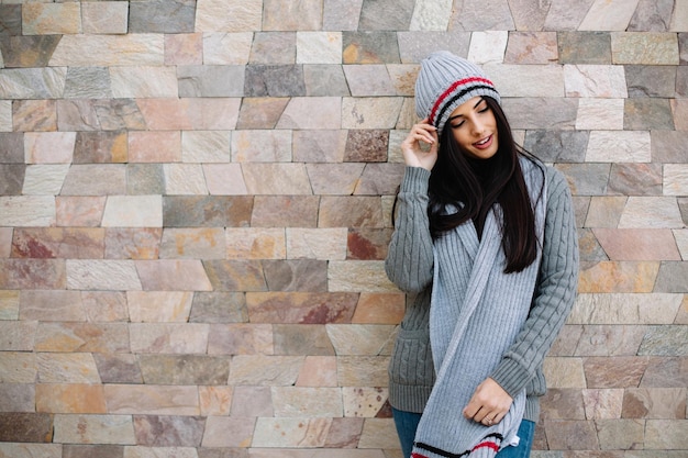 Fille d'hiver heureuse et souriante Lifestyle photo studio portrait isolé d'une femme sur fond gris