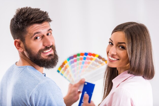 La fille et l'homme choisissent de nouvelles couleurs pour une nouvelle maison.