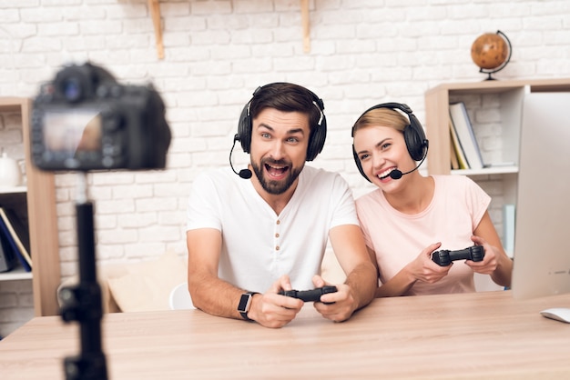 Fille avec un homme joue à des jeux vidéo au bureau.