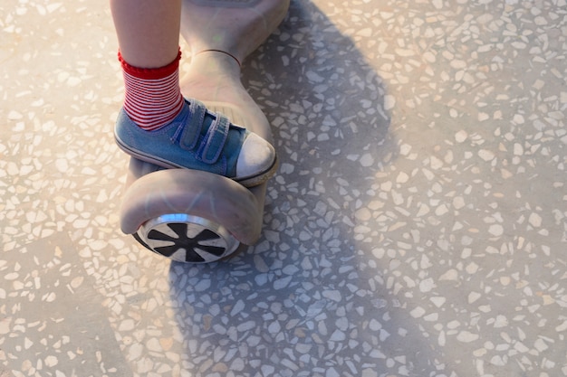 Fille sur un hoverboard