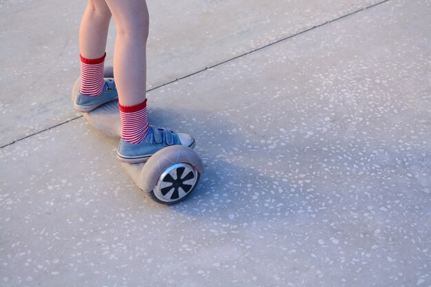 Fille sur un hoverboard