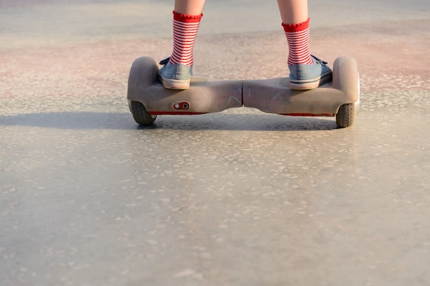 Fille sur un hoverboard