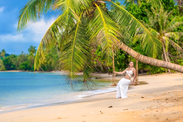 Fille sur une île tropicale