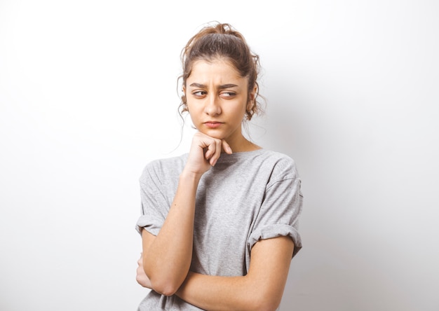 Fille indienne en colère sur un fond blanc.