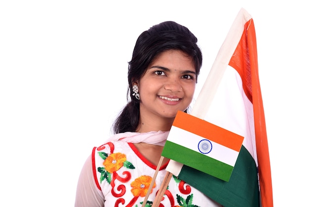 Fille indienne debout avec drapeau indien ou tricolore sur fond blanc