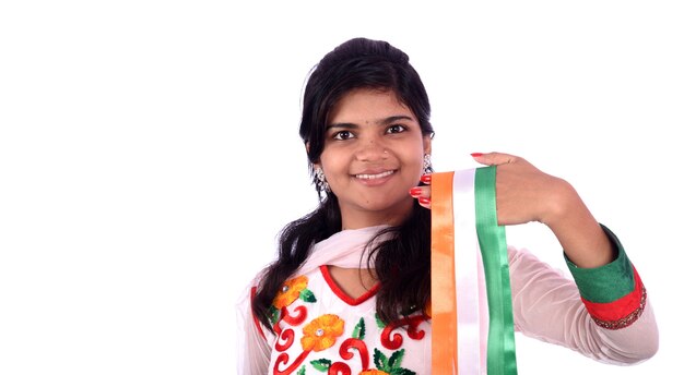 Fille indienne debout avec drapeau indien ou tricolore sur fond blanc