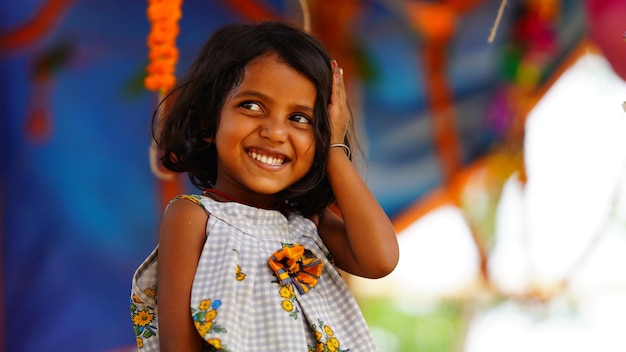 Fille indienne heureuse avec un joli sourire