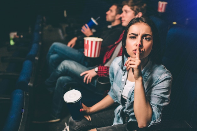 Fille irritée regarde la caméra et montre le symbole du silence