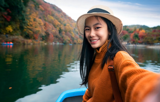 Fille japonaise sur le bateau à arashiyam