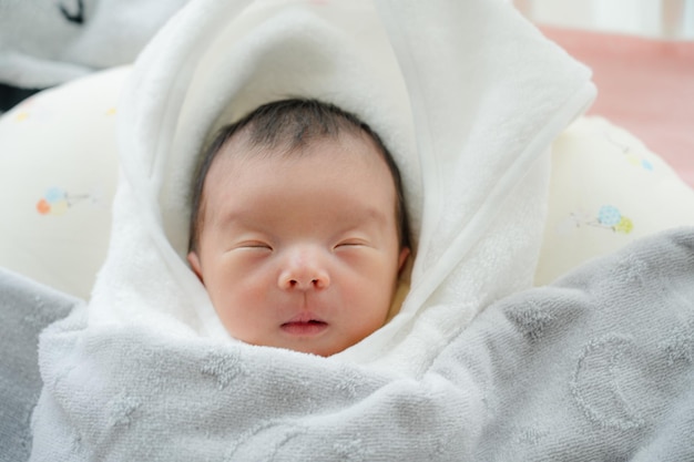 Fille japonaise dormir dans son lit