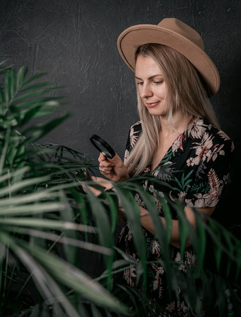 Fille de jardinier est engagée dans ses plantes