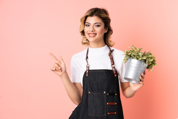 Fille de jardinier tenant une plante