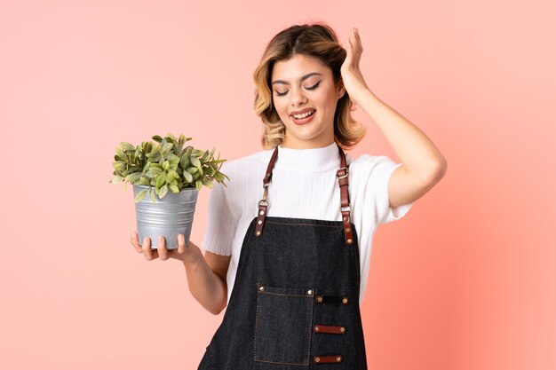 Fille de jardinier tenant une plante