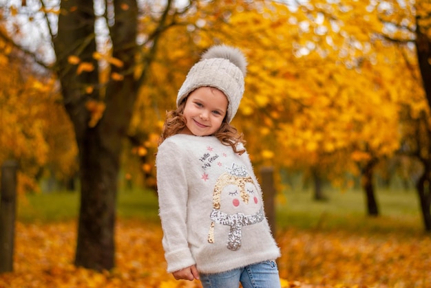 une fille en jaune laisse la nature un enfant heureux