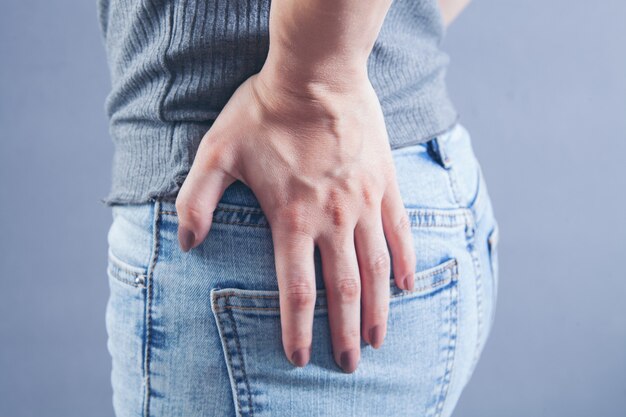 Fille en jeans posant. vue arrière