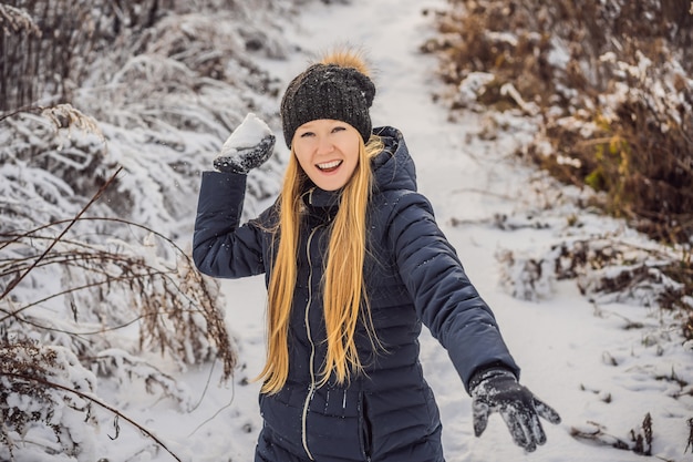 fille jetant une boule de neige