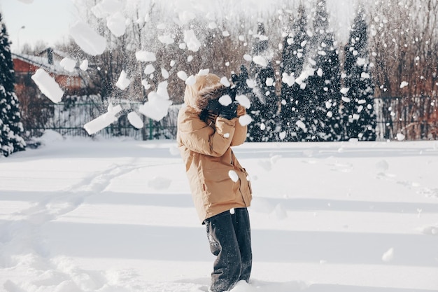 Fille jette de la neige en l'air