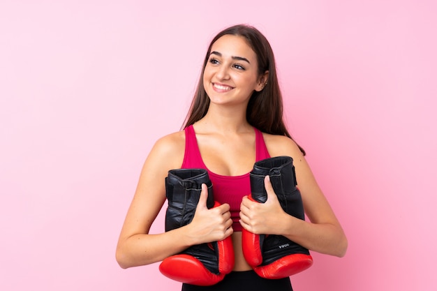 Fille jeune sport avec des gants de boxe