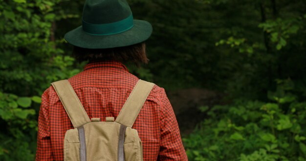 Fille jeune touriste avec sac à dos