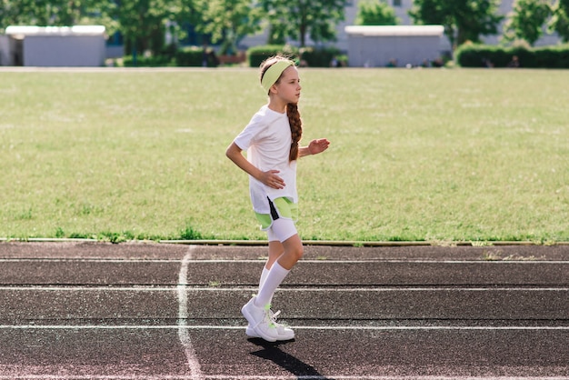 Fille jogging sur une soirée d'été ensoleillée