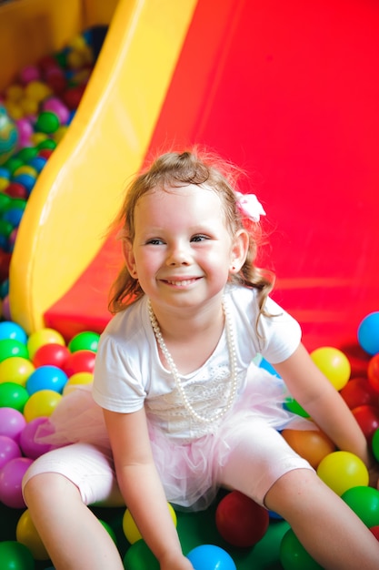 Fille jouant sur l'aire de jeux, dans le labyrinthe pour enfants