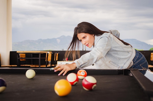 fille jouant au billard dans le jardin