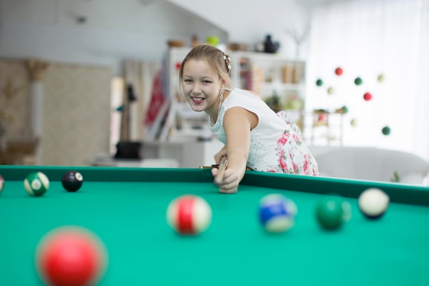 Fille jouant au billardFille jouant au billard