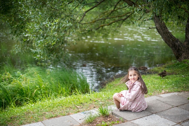 Fille jouant au bord de la rivière