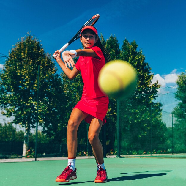 Fille jouant au tennis