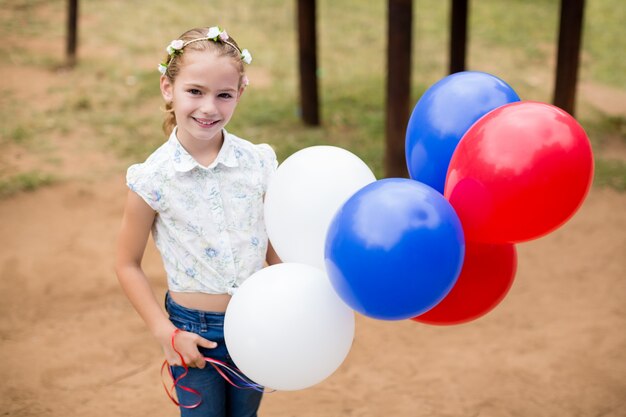 Fille jouant avec des ballons au parc