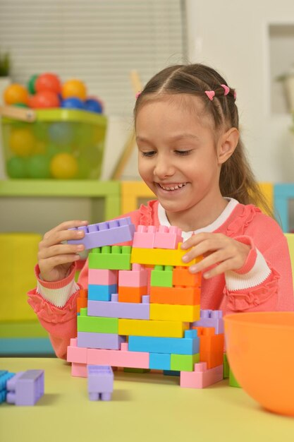 Fille jouant avec des blocs en plastique