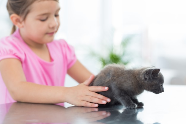 Fille jouant avec chaton